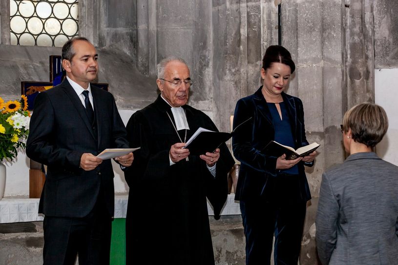 Der Görlitzer Oberbürgermeister Octavian Ursu, Bischof a. D. Klaus Wollenweber und Vorständin Christina S. Lumper sowie Vorständin Silke Schlegel beim Festgottesdienst anlässlich des 20-jährigen Jubiläums der Stiftung Diakonie-Sozialwerk Lausitz. Foto: Matthias Gahmann