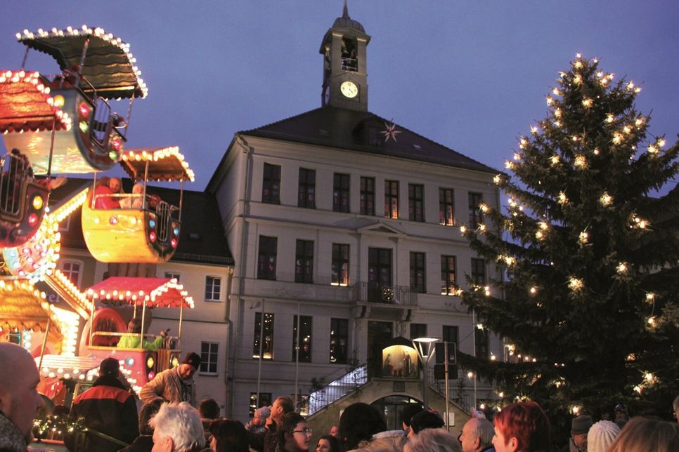 In Bischofswerda wird der Weihnachtsmarkt traditionell am zweiten Advent veranstaltet. Das lockt viele neugierige Besucher auf den Altmarkt.