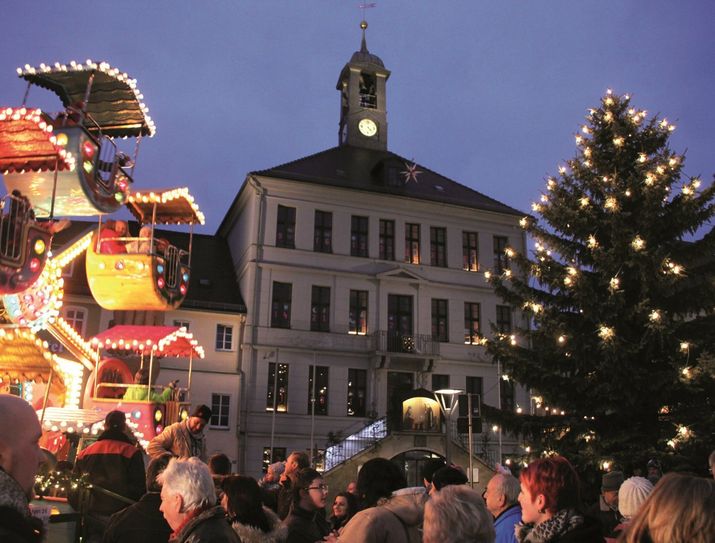 In Bischofswerda wird der Weihnachtsmarkt traditionell am zweiten Advent veranstaltet. Das lockt viele neugierige Besucher auf den Altmarkt.