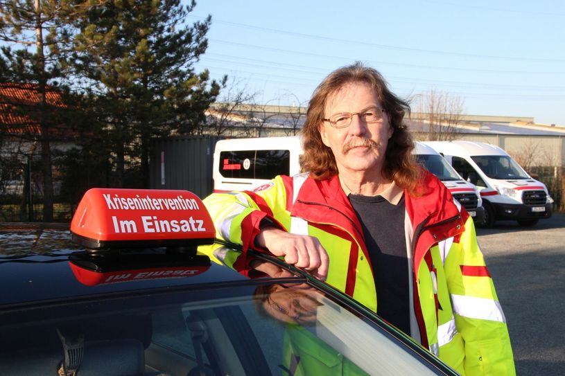 Volker Stäbler in Einsatzmontur. Der 60-Jährige fährt zu Hinterbliebenen, um ihnen in den ersten Stunden nach der Todesnachricht zu helfen.        Foto: Schramm