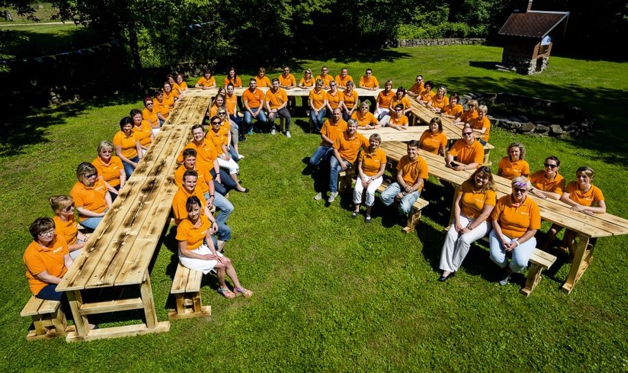 Der neue Tisch in R-Form. Foto: P. Sosnowski/80studio.net