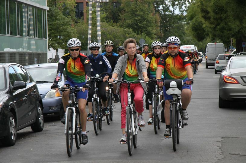 Die neue Schirmherrin des Vereins, Helma Orosz, hat die Regenbogenradler ein Stück begleitet.
