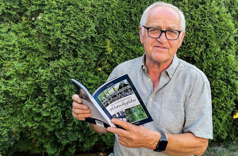 Peter Becker mit seinem neuen Buch über die Traditionsgaststätte Wotschofska.