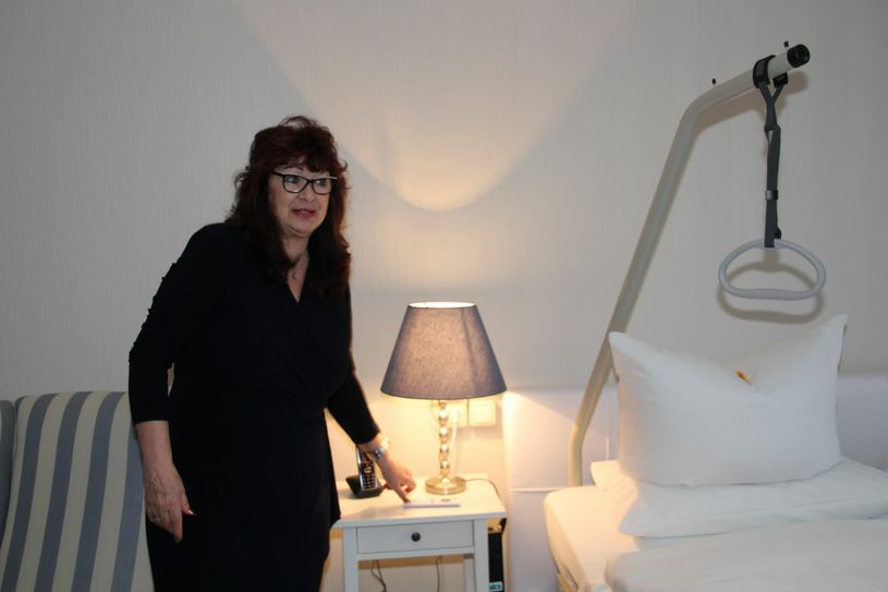Hotelinhaberin Christina Piche in dem behindertengerecht ausgebauten Hotelzimmer, das ab sofort gebucht werden kann. Foto: Keil