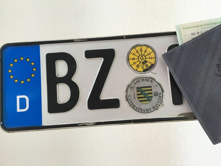 BUZ: In der Zulassungsstelle in Bautzen benötigt man lediglich einen Online-Termin und eine Mund-und Nasenschutzbedeckung. Plexiglasscheiben zum Schutz der Mitarbeiter und der Kunden sind derzeit nicht vorgesehen.