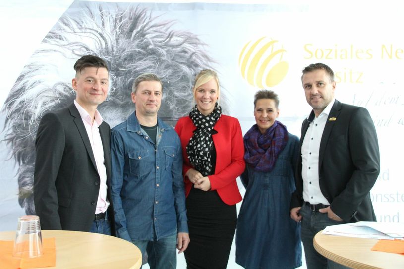 Matthias Gahmann, Tornados-Trainer Jens Schwabe, Manuela Thomas, Manuela Schwarze und Dirk Rohrbach stellten alle geplanten Aktionen rund um die Woche der seelischen Gesundheit bei einer Pressekonferenz in Weißwasser vor. Foto: Keil