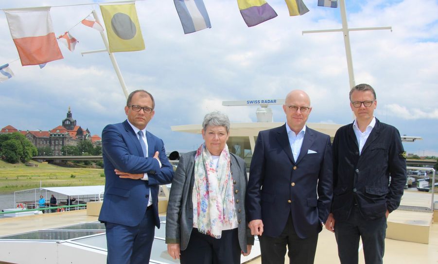 Jeffrey Pötzsch und Karin Hildebrand (li, 2.v.li.) führen das Tagesgeschäft der SDS weiter, Frank-Rüdiger Scheffler wirft von Amts wegen ein Auge drauf und Burkhard Jung ist als Sanierungsgeschäftsführer mit an Bord der weltberühmten Raddampferflotte. Foto: Pönisch