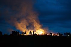 Das Osterfeuer soll nicht nur wärmen, sondern auch den Winter vertreiben.