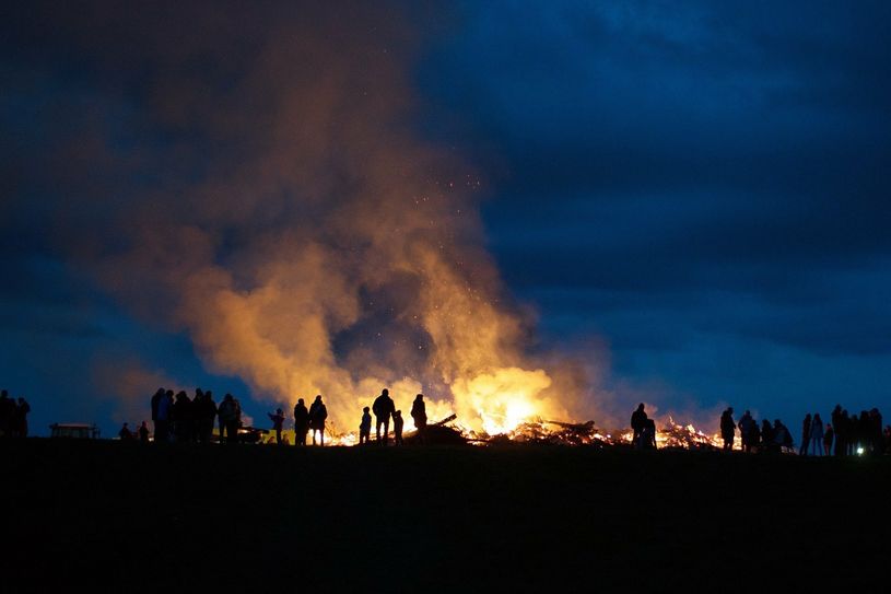 Das Osterfeuer soll nicht nur wärmen, sondern auch den Winter vertreiben.