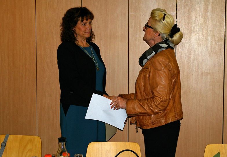 Elvira Hölzner, rechts Karin Kallauke (Vorsitzende des Amtsausschusses und Bürgermeisterin Gemeinde Tauer). Foto: Amt Peitz