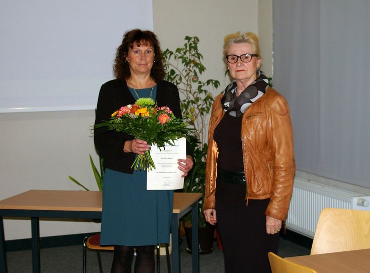 Elvira Hölzner, rechts Karin Kallauke (Vorsitzende des Amtsausschusses und Bürgermeisterin Gemeinde Tauer). Foto: Amt Peitz