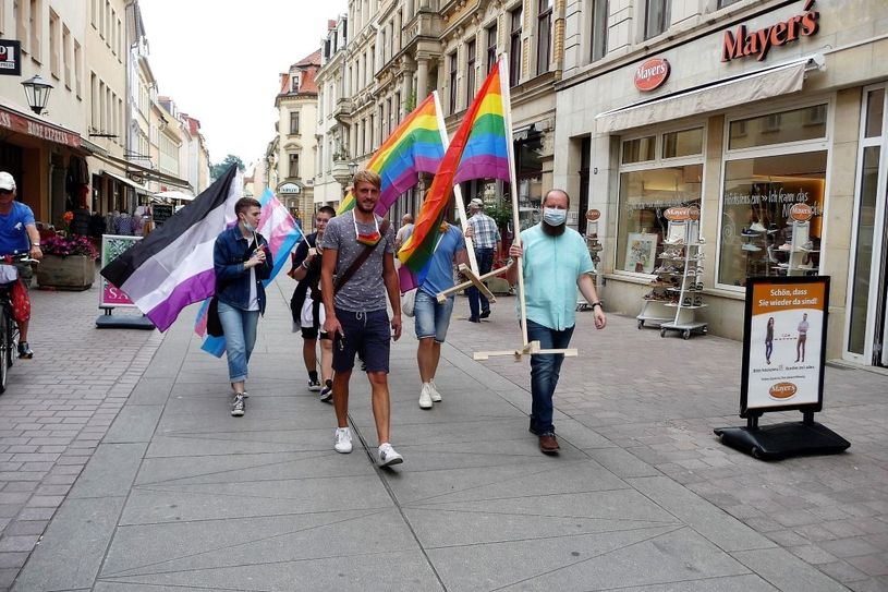 Mit dem Vorsitzenden der Aktion vom CSD Pirna e.V., Christian Hesse, (vorn li.) waren weitere Mitglieder von Bündnis 90/Die Grünen auf der Dohnaischen Straße in Pirna dabei. Foto: Fiedler