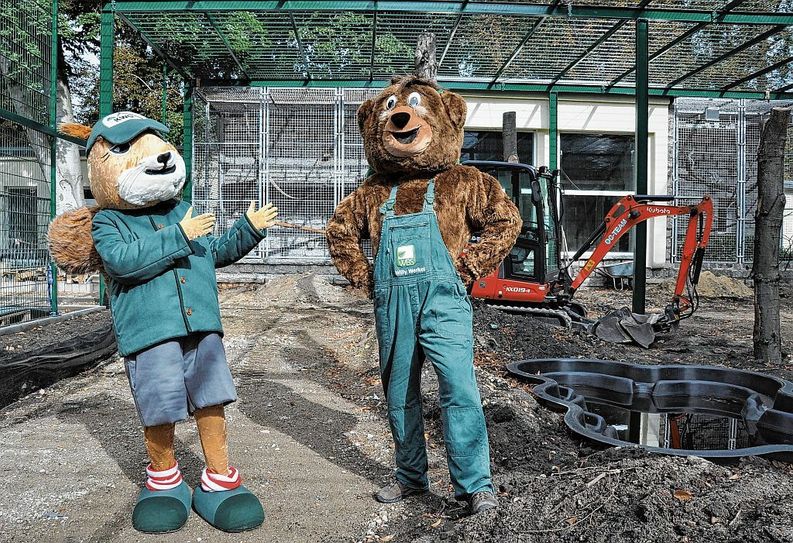 KWG-Maskottchen Karlchen (li.) besucht das WBS-Maskottchen Willy auf der Baustelle im Tierpark in Senftenberg. Foto: KWG