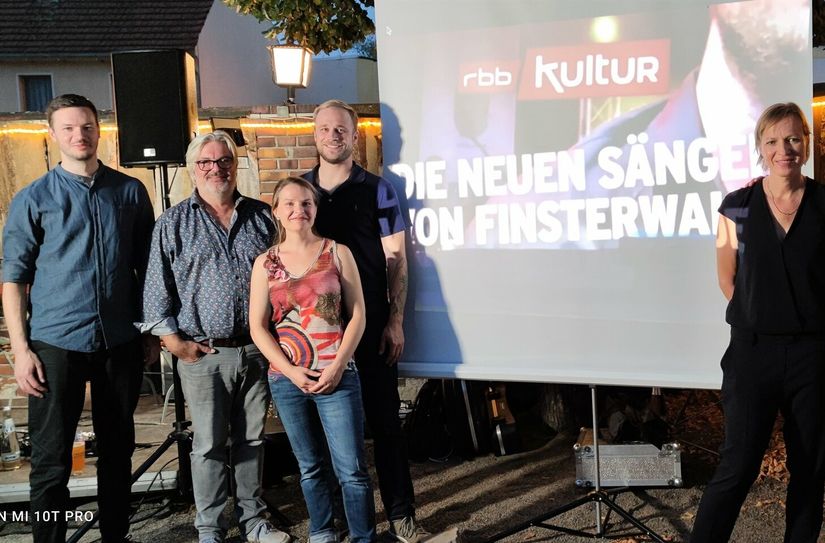 Tobias Vogel, Chris Poller und Jonas Gallin (links) vor der Ausstrahlung der Reportage mit dem Aufnahmeteam vom RBB.