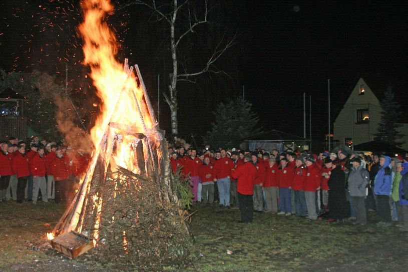 Der Bergsteigerchor "Kurt Schlosser" am Lagerfeuer.  Foto: privat