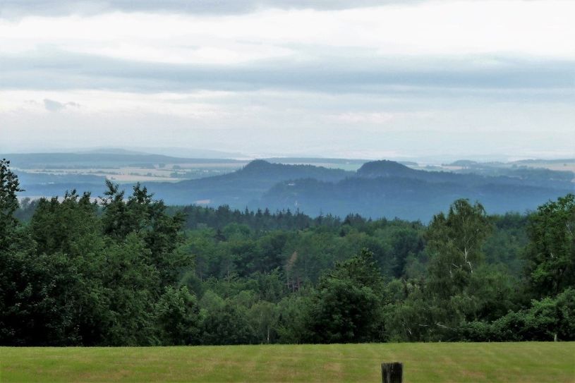 Blick von der Napoleonschanze auf Hohnstein.  Fotos: privat