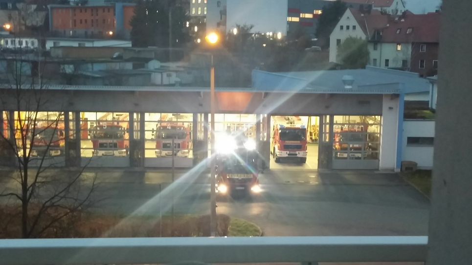 Nachfolgend ein paar private Aufnahmen der Anwohner, die z.B. zeigen, wie mit der Drehleiter in ihre Wohnungen geleuchtet wird.