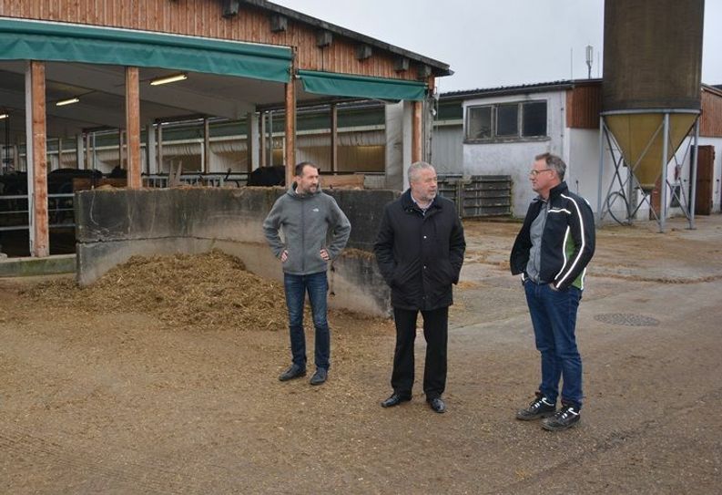 Landrat Michael Geisler (mi.) verschafft sich einen Überblick über die Situation der Landwirte. Foto: PR