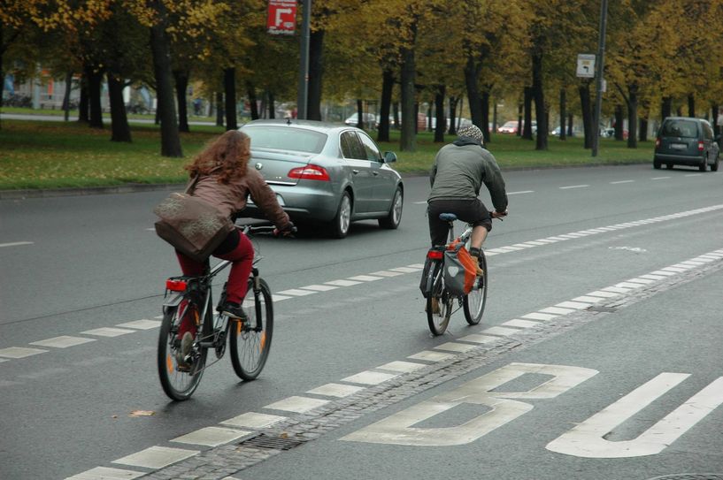 Radfahren ist trotz extra Fahrbahnen auf großen Straßen an vielen Stellen nicht sicher oder oft eine holprige Angelegenheit. Foto: Pohl