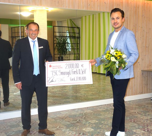 Jens Gerards, Direktor der Direktion Forst der Sparkasse Spree-Neiße übergab im Oktober einen Scheck an den TSC Smaragd Forst (L.) e. V. . Foto: Sparkasse