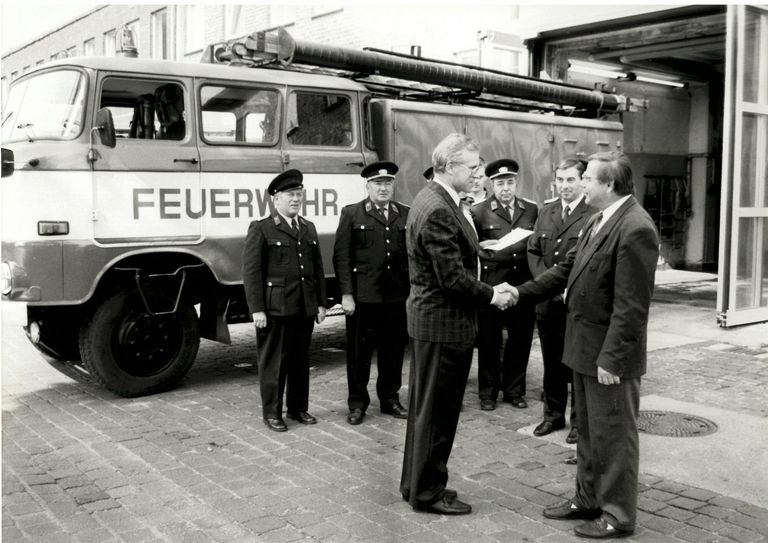 Archivfoto von der Übergabe eines Feuerwehrfahrzeugs.