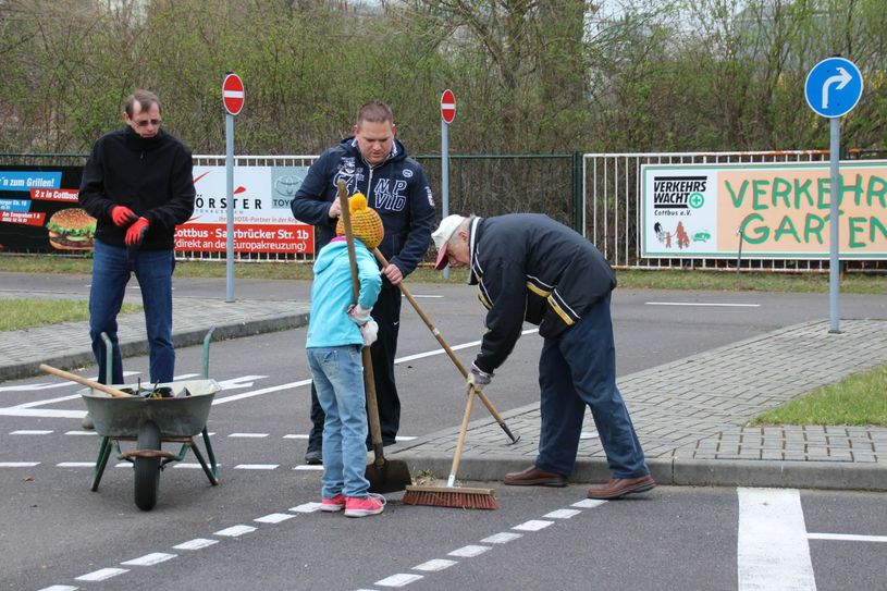Die Verkehrswacht wird auch dieses Jahr ihren Verkehrsgarten in der Hufelandstraße wieder flott machen. Schließlich beginnt hier ab Anfang April die neue Saison. Foto: jho