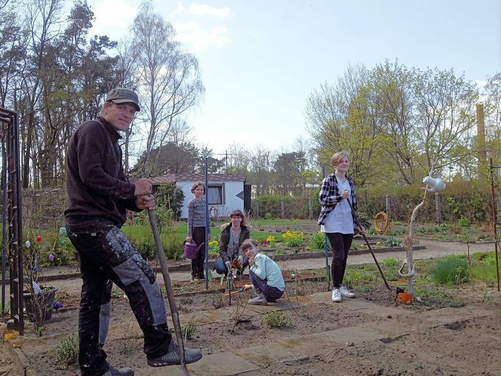 Familie Zschiesche bei der Gartenarbeit in der Kleingartenanlage »1.Mai Bad Liebenwerda« e.V..