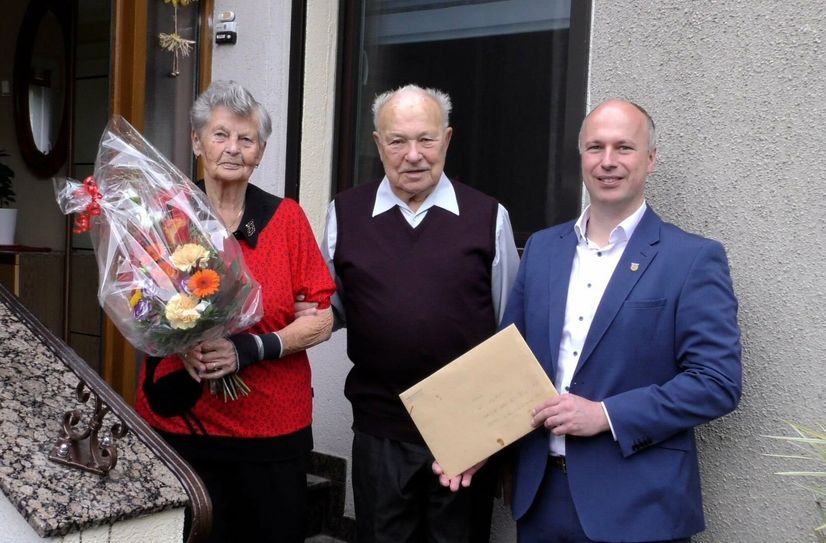 Bürgermeister Mirko Buhr (re.) freute sich mit Helga und Kurt Rohr über ihr schönes Jubiläum und gratulierte persönlich.