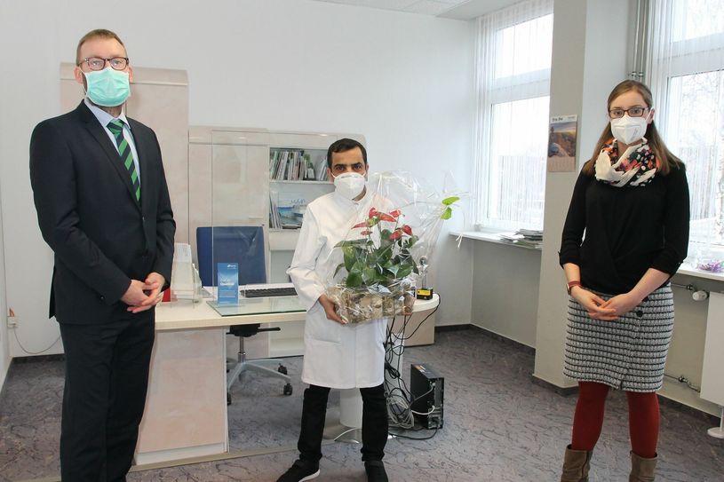 Geschäftsführer Jörg Scharfenberg (li.) und Prokuristin der MVZ GmbH am Seenland Klinikum, Juliane Kirfe (re.), beglückwünschen Herrn Nabail Alhmali. Foto LSK/Gernot Schweitzer