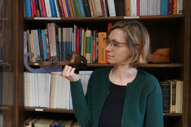 Die kommissarische Museumsleiterin Marianne Wenzel mit einem Schlittschuh aus der Zeit vor 1945. Foto: Museum Schloss Lübben