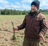 Der Weinberg, der eher ein Feld ist, zeichnet sich eher als kühle Lage aus, erklärt  Weinbauleiter Tillmann Neumeister. Die PIWI-Sorten kommen auch damit gut zurecht.