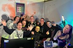 Shizzlebix, RicLie, DJ A-Dur, Chris-Loto, Lil'Reen, Dj.Emagic, DJ Chris und DJane Cassey Doreen (v.l.n.r.) beim Livestream von "Sachsen tanzt" Studio von "Lifeart TV" in Freital im April 2025.