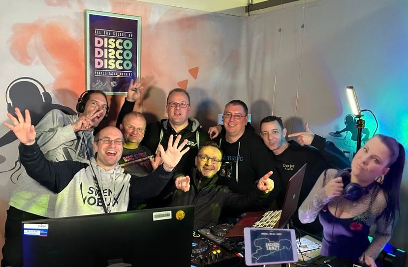 Shizzlebix, RicLie, DJ A-Dur, Chris-Loto, Lil'Reen, Dj.Emagic, DJ Chris und DJane Cassey Doreen (v.l.n.r.) beim Livestream von "Sachsen tanzt" Studio von "Lifeart TV" in Freital im April 2025.