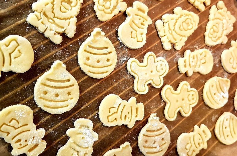 Auf die Plätzchen, fertig los! Kinder backen Plätzchen auf dem Striezelmarkt.