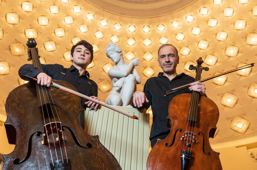 Gabriel Takano (Kontrabass) und Dan Constantin Velea (Violoncello) musizieren beim 4. Kammerkonzert
