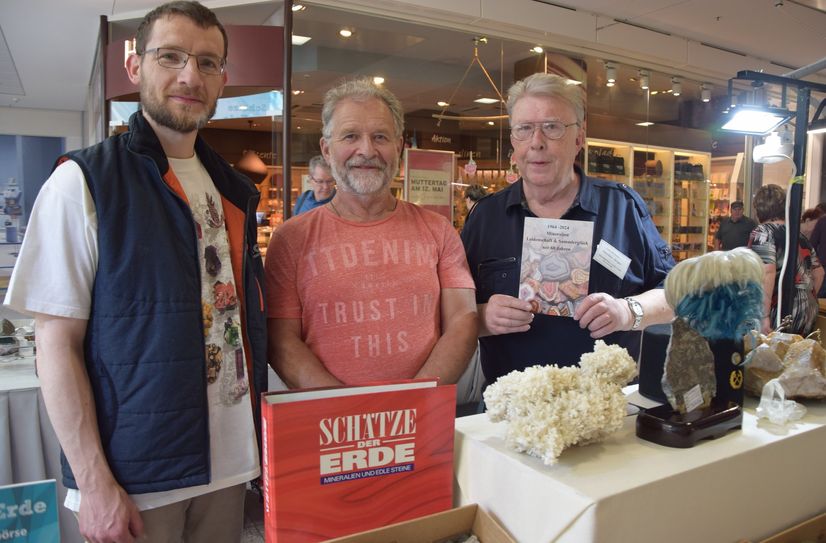 Jürgen Nitschke (r.) zeigt die neue Broschüre zum 60. Jubiläum der Bezirksgruppe Ostsachsen. Neben ihm stehen Reiner Melcher und Dr. Max Hesse.