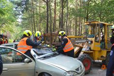 Die Gabel des Radladers hat sich in dem Renault verkeilt. Der Fahrer sitzt noch verletzt und einklemmt im Auto und muss von der Feuerwehr befreit werden.