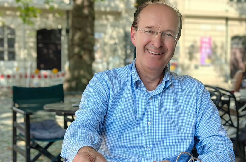 Der Österreicher Andreas Otmischi hat vor Jahren eine Lehrlingsakademie gegründet, die jungen Leuten einen internationalen Austausch bietet. So kamen die ersten Greifenburger Lehrlinge in die Hellerauer Werkstätten und die Dresdner ins Kärntner Land. Heute spricht er mit Firmen, beim Praxis-Projekt der Universitätsschule mitzumachen.