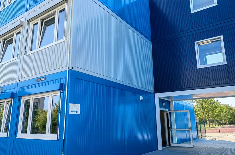 Noch muss die Schule mit dem Containeranbau  an der alten Plattenbauschule arbeiten.