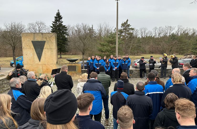 Um gemeinsam an die Millionen Opfer des Nationalsozialismus zu erinnern, lud der Landkreis Oberspreewald-Lausitz (OSL) zu einer Gedenkveranstaltung auf den Gedenkplatz an der Schipkauer Straße in Schwarzheide, gegenüber der Hauptverwaltung der BASF Schwarzheide, ein.