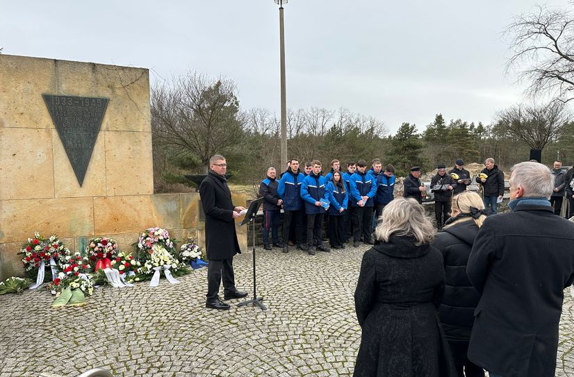 Um gemeinsam an die Millionen Opfer des Nationalsozialismus zu erinnern, lud der Landkreis Oberspreewald-Lausitz (OSL) zu einer Gedenkveranstaltung auf den Gedenkplatz an der Schipkauer Straße in Schwarzheide, gegenüber der Hauptverwaltung der BASF Schwarzheide, ein.