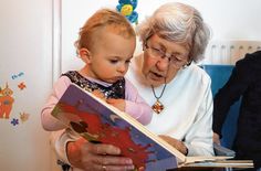 Eine Wunsch-Oma könnte ihrem Paten-Enkelkind etwa vorlesen oder gemeinsam mit ihm basteln, spielen und die Zeit genießen.