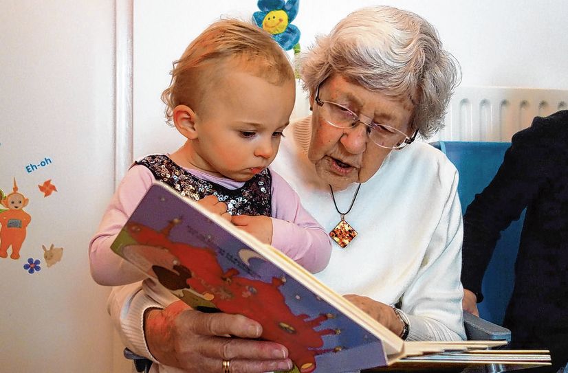 Eine Wunsch-Oma könnte ihrem Paten-Enkelkind etwa vorlesen oder gemeinsam mit ihm basteln, spielen und die Zeit genießen.