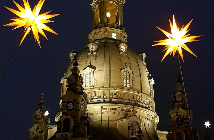 Rund um Weihnachten und den Jahreswechsel lädt die Frauenkirche Dresden zu diversen Veranstaltungen ein.