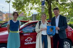 Antje Böttcher (Verein Verkehrswende in Kleinen Städten e.V.), Susanne Krüger (JuCo Soziale Arbeit gGmbH) und Olaf Lier (Fachbereichsleiter Ordnungswesen der Stadt Coswig) eröffnen die Carsharing-Station an der »Alten Feuerwache«.