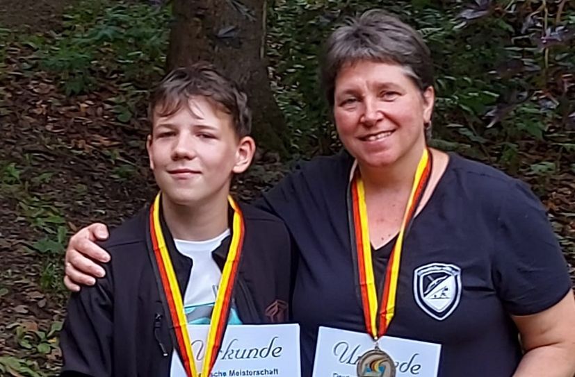 Liam Richter ist deutscher Vize-jugendmeister in der Disziplin »Jagdbogen«, Ivonne Ockert ist seit diesem Jahr deutsche Meisterin im »Langen Bogen«.  Beide sind Mitglieder im Verein »Hirschfelder Blide«.