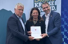 Der Lausitzbeauftragte Dr. Klaus Freytag überreicht den Zuwendungsbescheid an Stadtentwicklungsdezernentin Doreen Mohaupt und EGC-Geschäftsführer Tim Berndt.