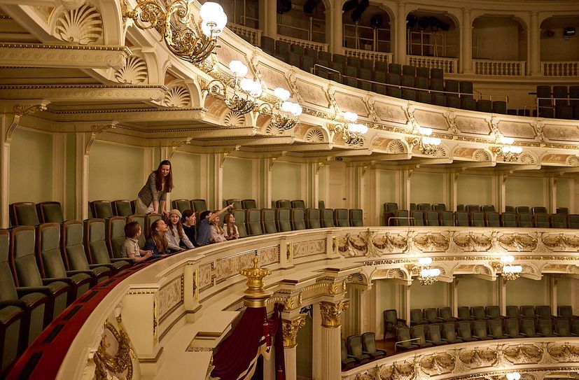 Kleine Entdecker dürfen hinter die Kulissen im Opernhaus schauen.