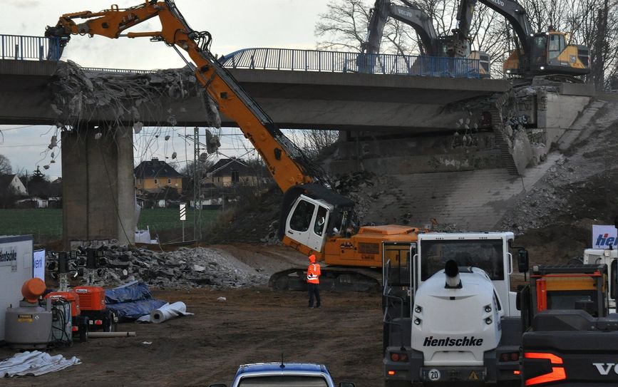 Mit enormem technischen Einsatz soll die Brücke über den Gleisen schnell abgetragen werden. Fotos: Müller
