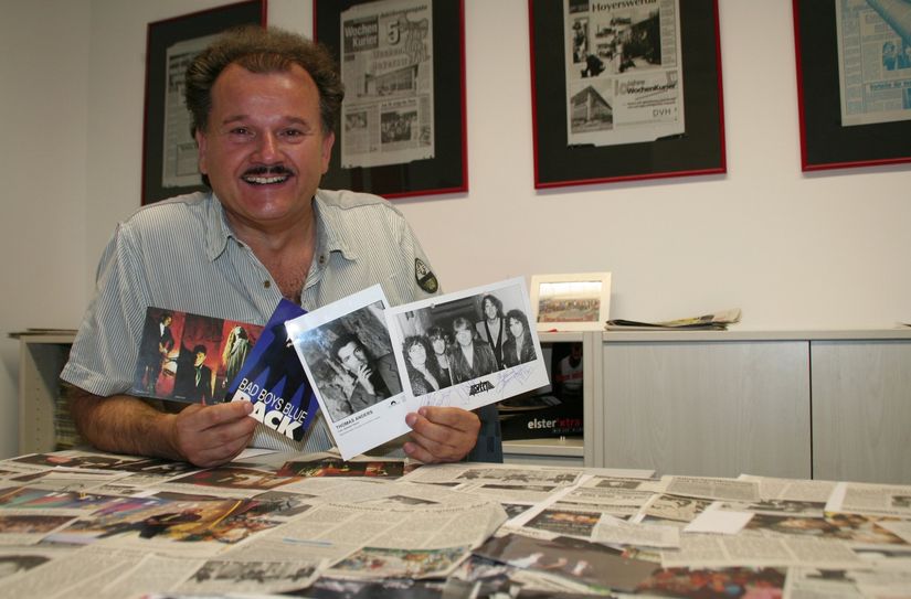 Roland Wehner mit Autogrammkarten von Stars wie Bad Boys Blue und The Sweet, die er nach Hoywoj holte, und über die er jede Menge Anekdoten berichten kann.
